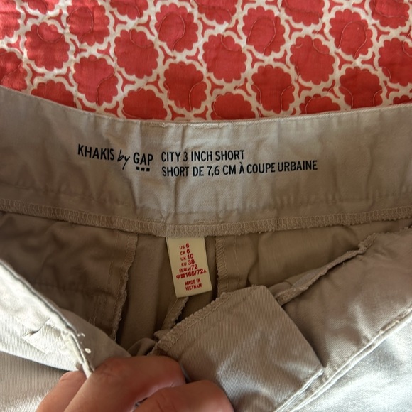 Khakis by Gap. City 3” shorts - Picture 2 of 5